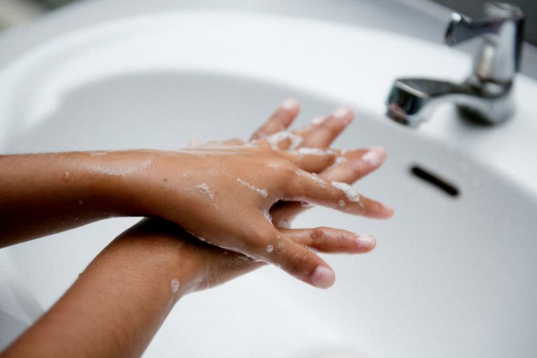 Joseph Lister, el médico que tuvo la brillante idea de desinfectarse las manos